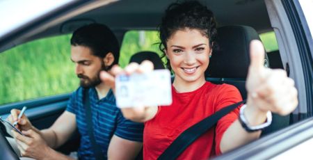 Jeune femme qui vient d'avoir son permis de conduire - crédit photo ! hedgehog94 via Adobe Stock