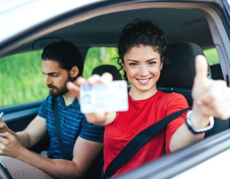 Jeune femme qui vient d'avoir son permis de conduire - crédit photo ! hedgehog94 via Adobe Stock