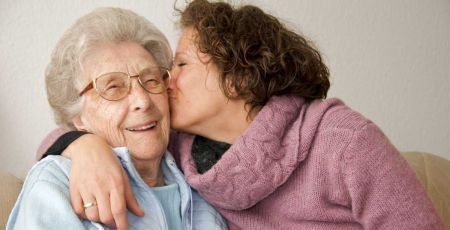 Une grand-mère et sa fille s'embrassent.