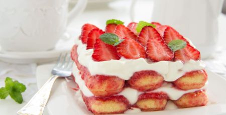 Tiramisu aux fraises - crédit photo : ld1976 via Adobe Stock