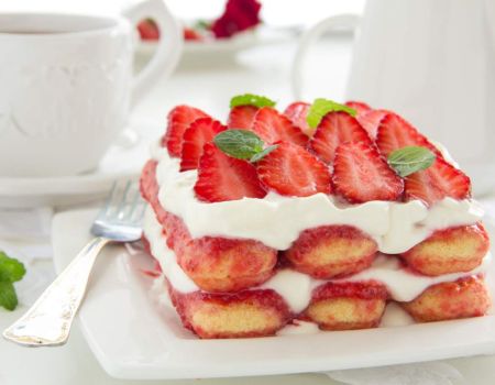 Tiramisu aux fraises - crédit photo : ld1976 via Adobe Stock