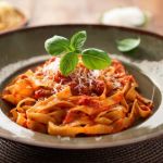 Assiette de pâtes bolognaises - crédit photo : Janet via Adobe Stock