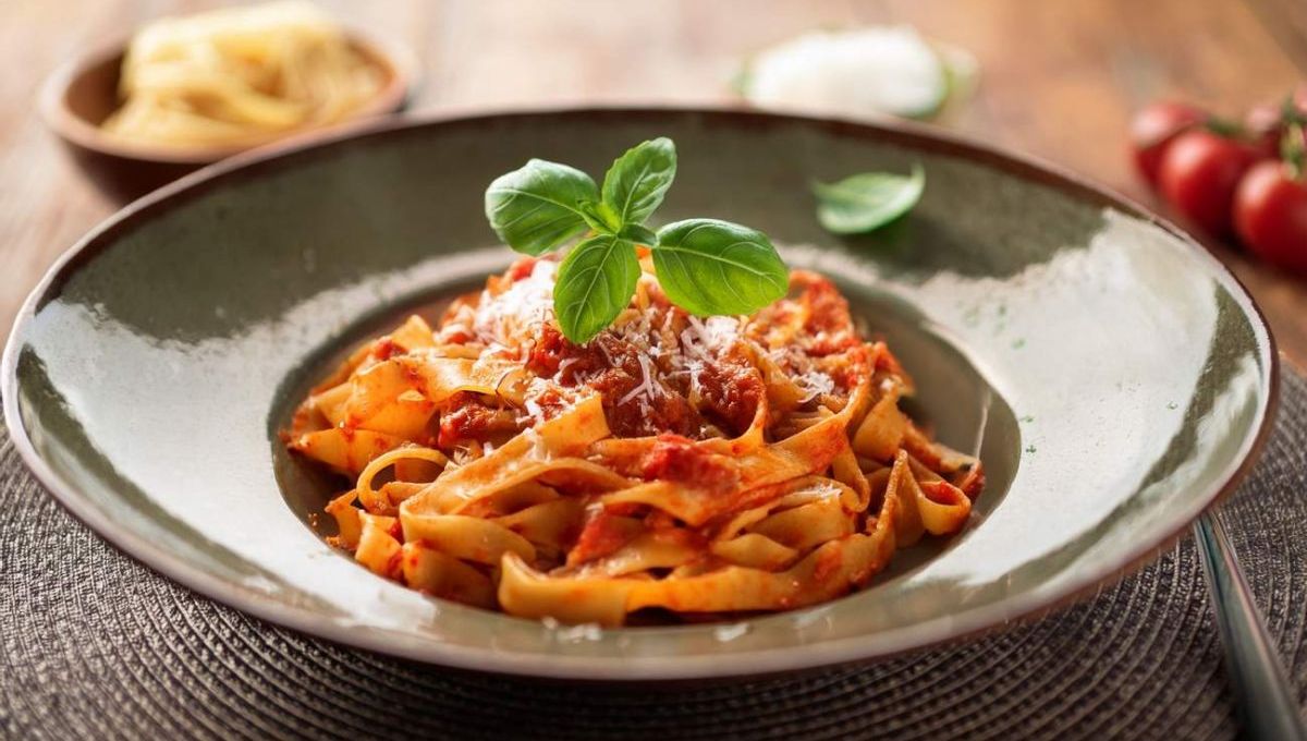 Assiette de pâtes bolognaises - crédit photo : Janet via Adobe Stock