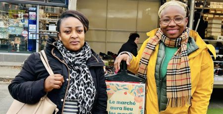 Deux membres de l'association les Clandestines à Rennes, sourient face caméra