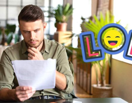 Homme qui lit une copie du brevet des collèges