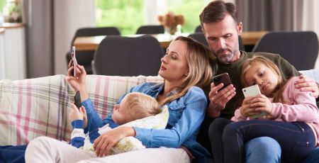 famille sur les écrans