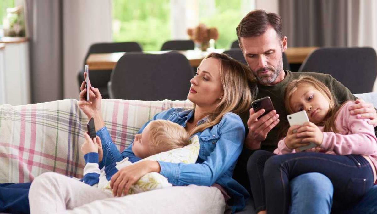 famille sur les écrans