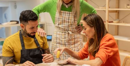 Un ancien détenu travaillant avec deux autres femmes.