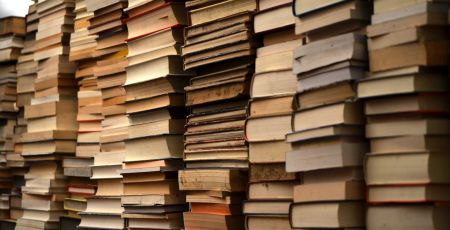 Livres empilés dans une bibliothèque antiquaire