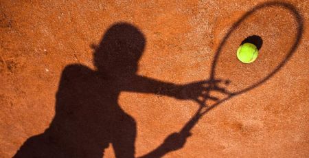 Silhouette féminine à Roland-Garros - crédit photo : lightpoet via Adobe Stock