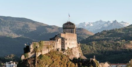 Lourdes : connaissez –vous l’histoire du château fort qui surplombe la ville ?  