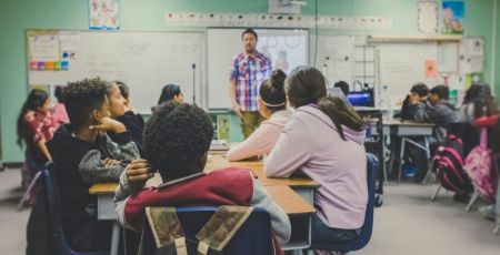 Une école aide les jeunes en décrochage scolaire ou sociale à être autodidacte