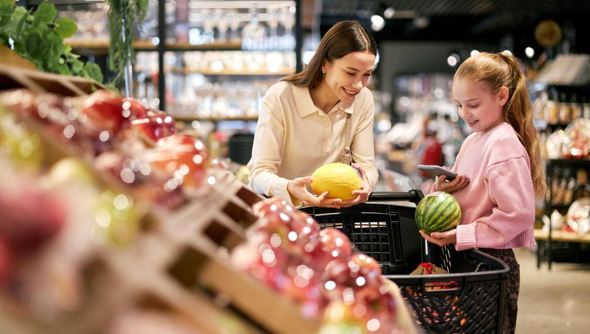 Mère et fille choisissent des fruits - crédit photo : Seventyfour via Adobe Stock