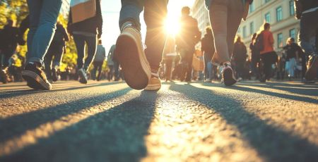 Pieds qui marchent en ville - crédit photo : El Media via Adobe Stock