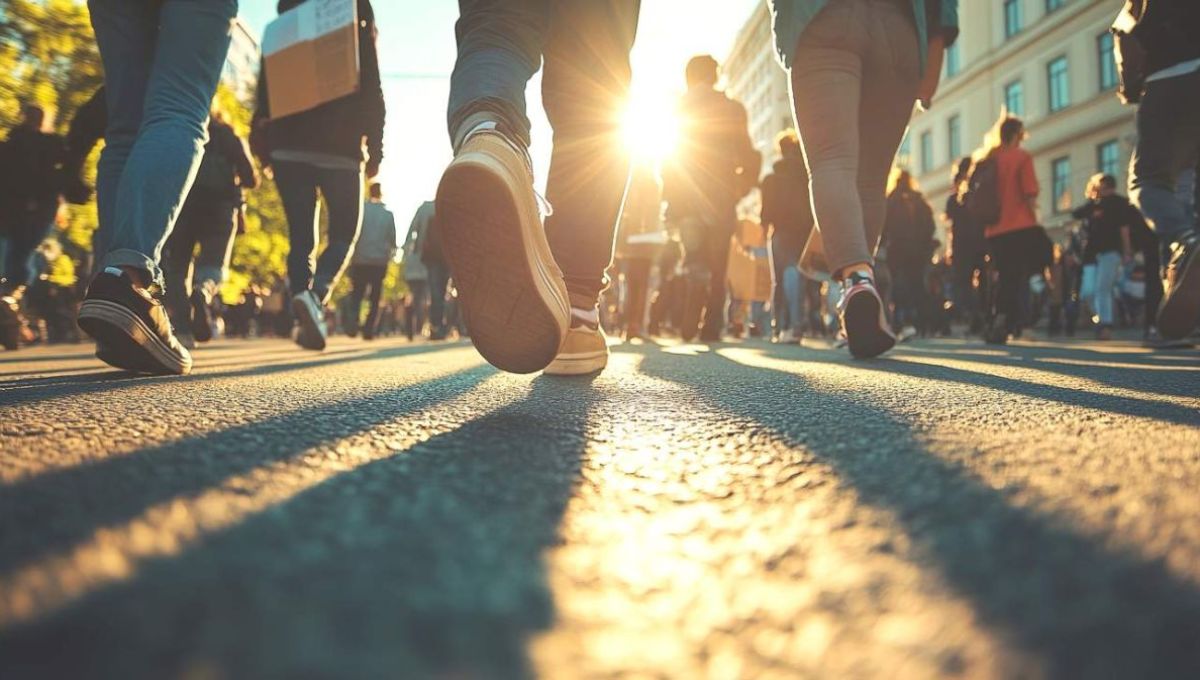 Pieds qui marchent en ville - crédit photo : El Media via Adobe Stock