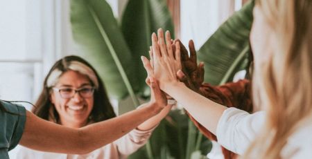 Femmes se tapant dans la main