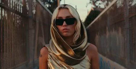Capture d'écran du clip Flowers de Miley Cyrus