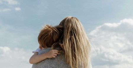 Une mère et un enfant qui s'enlacent
