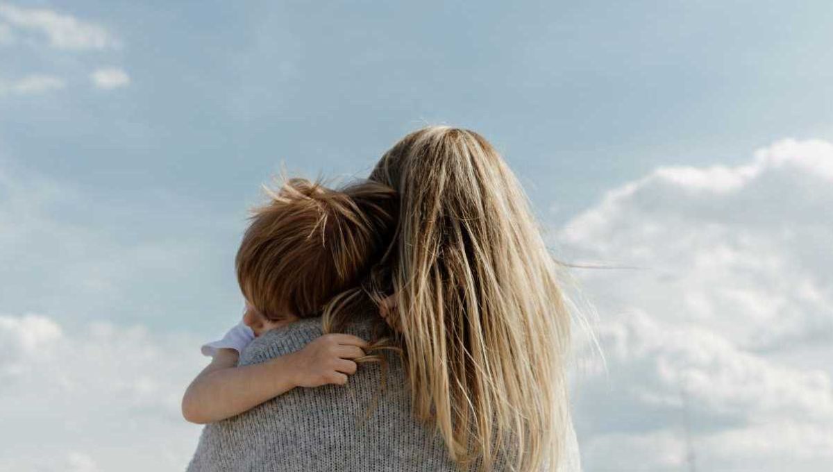 Une mère et un enfant qui s'enlacent