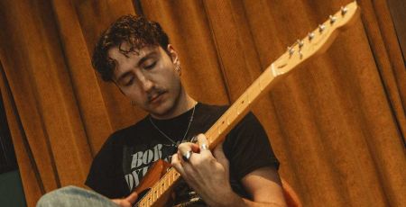 Musique : “C’est quand même fou”, le retour au rock du chanteur Allan Védé