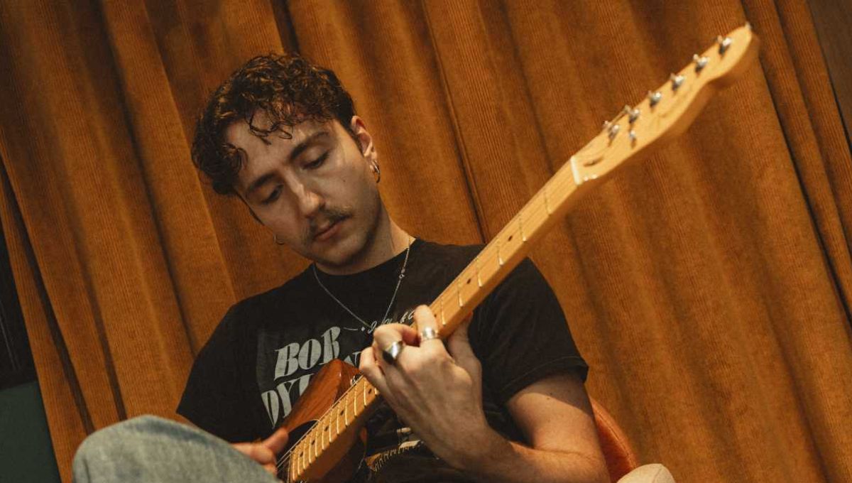 Musique : “C’est quand même fou”, le retour au rock du chanteur Allan Védé