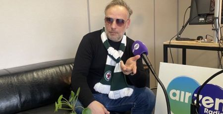 Romain Guerret le chanteur d'Aline avec des lunettes de soleil