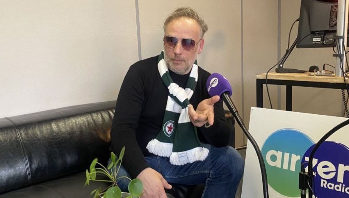 Romain Guerret le chanteur d'Aline avec des lunettes de soleil