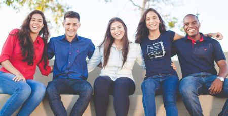 Un groupe d'étudiants et étudiantes sont assis sur un banc le sourire au lèvre. Bachelor ACT, une formation tournée vers les métiers « de demain »
