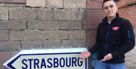 Nicolas sillonne l’Alsace pour restaurer les panneaux Michelin