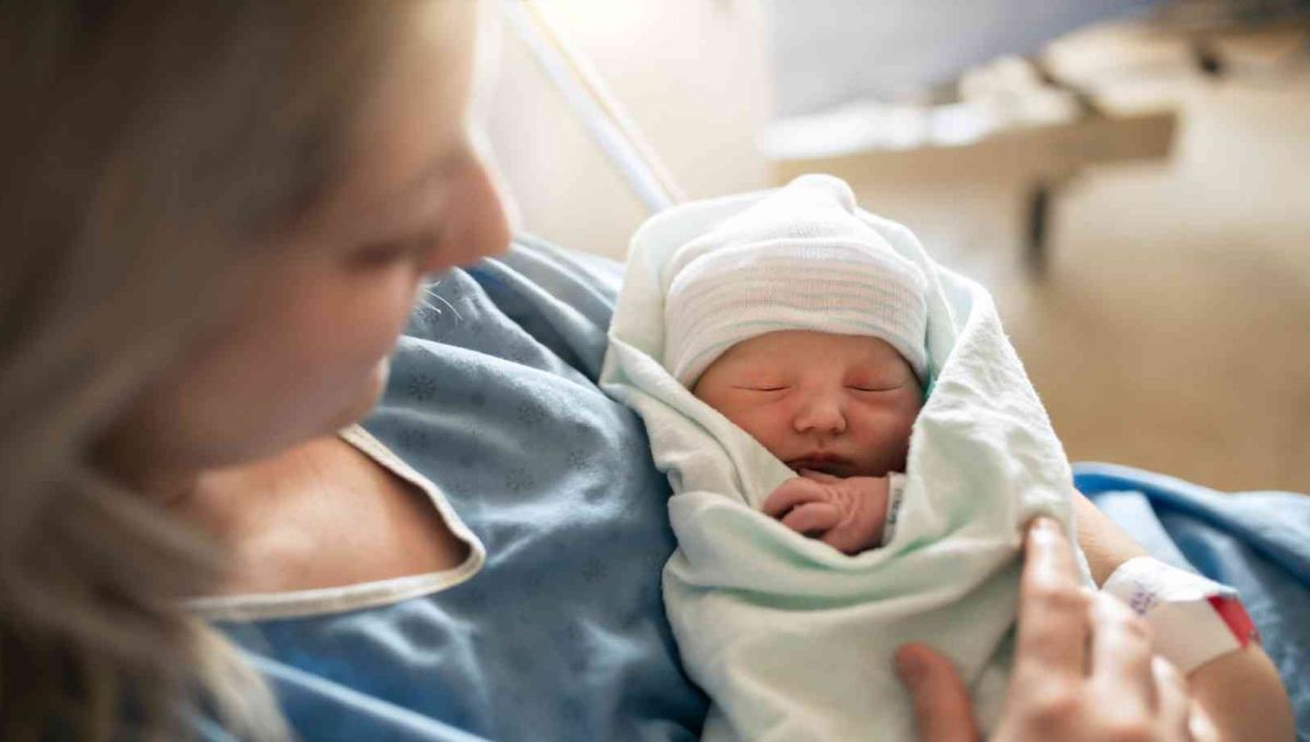 Une mère tient son bébé à la maternité.