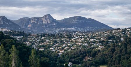 View from Saint Paul de Vence to neighboring villages in the south of France/Andrei Antipov