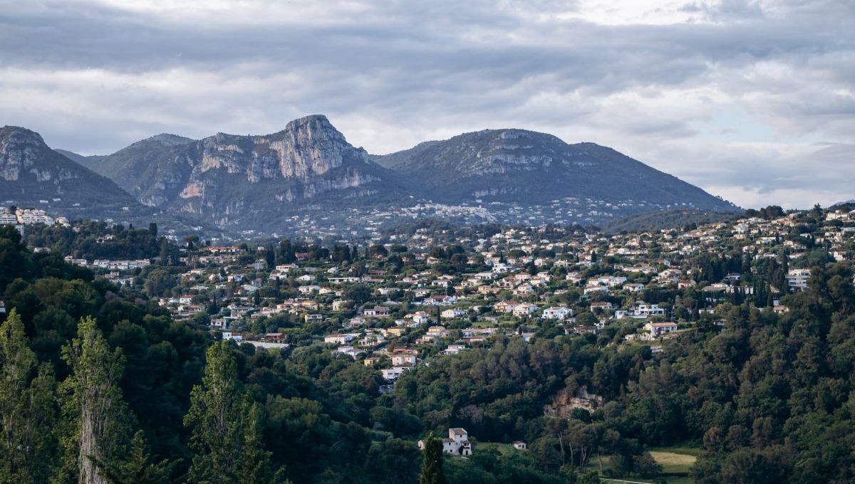 View from Saint Paul de Vence to neighboring villages in the south of France/Andrei Antipov