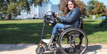 Une trottinette électrique pour les personnes en fauteuil roulant