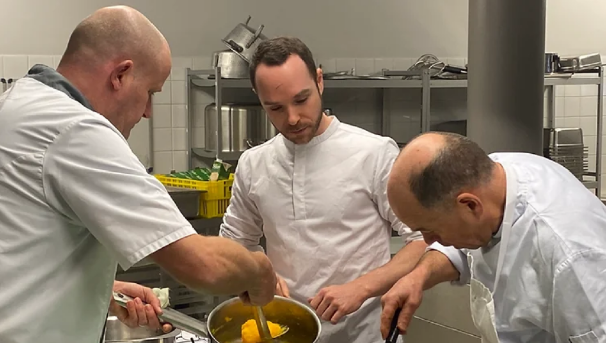 Trois cuisiniers sont aux fourneaux
