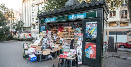 Un kiosque à journaux parisien.