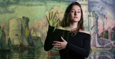 Paris : l’activiste Camille Etienne a organisé une performance au musée d’Orsay