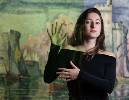 Paris : l’activiste Camille Etienne a organisé une performance au musée d’Orsay