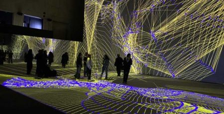 gens dans un décor lumineux xxl