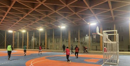 Des joueurs de foot au gymnase de la Goutte d'Or dans le 18ème arrondissement de Paris.