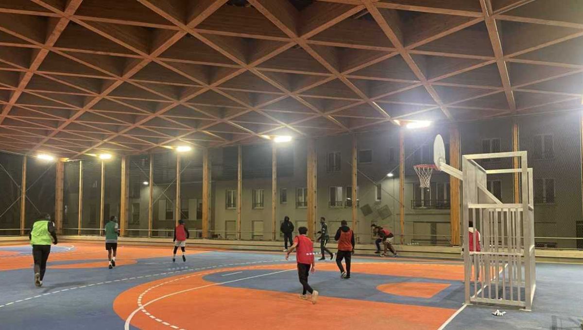 Des joueurs de foot au gymnase de la Goutte d'Or dans le 18ème arrondissement de Paris.