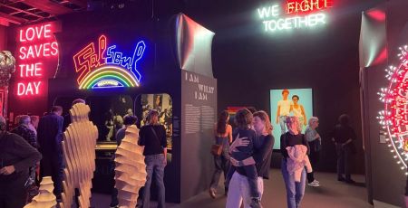 Cette photo a été prise à l’exposition Disco. On y voit des néons colorés emblématiques : "LOVE SAVES THE DAY" et "WE FIGHT TOGETHER". Le logo de Salsoul Records illumine le centre de la salle. Entre sculptures, œuvres engagées et visiteurs, l’ambiance rend hommage à l’esprit festif et militant du disco.
