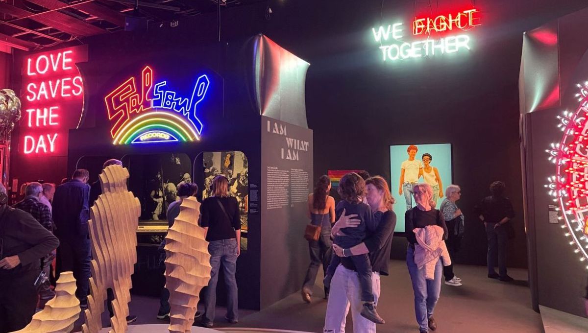 Cette photo a été prise à l’exposition Disco. On y voit des néons colorés emblématiques : "LOVE SAVES THE DAY" et "WE FIGHT TOGETHER". Le logo de Salsoul Records illumine le centre de la salle. Entre sculptures, œuvres engagées et visiteurs, l’ambiance rend hommage à l’esprit festif et militant du disco.