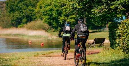 des cyclistes roulent au bord de La Loire