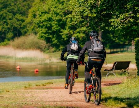 des cyclistes roulent au bord de La Loire