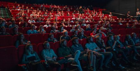 Une salle de cinéma.