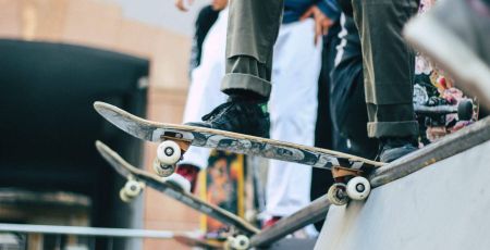 personnes prêtes à s'élancer sur leur skate