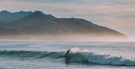 Un surfeur dans l'eau.