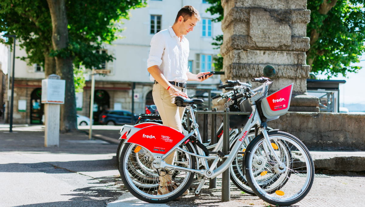 Doter les territoires périurbains de vélos en libre-service avec Fredo