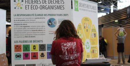 une personne regarde un panneau intitulé "les filières de déchets et éco_organismes"