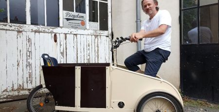 Philippe Clément, avec le triporteur de la marque Bicyclem
